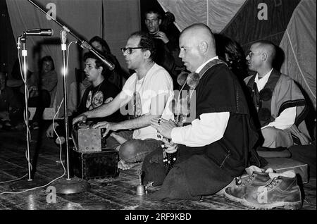 San Francisco, Kalifornien: 1971 Allen Ginsberg mit Mitgliedern der Cocketttes und des Magic Theater im Julian Theater, zu einer Benefizveranstaltung für den Verteidigungsfonds des Living Theaters. Stockfoto