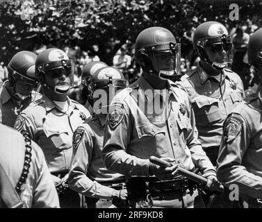 Berkeley, Kalifornien: Mai, 1969 UC-Polizei in Aufruhr-Ausrüstung in Formation am Sproul Plaza auf dem Campus der Universität von Kalifornien am ersten Tag der Konfrontation mit den Studenten. Stockfoto