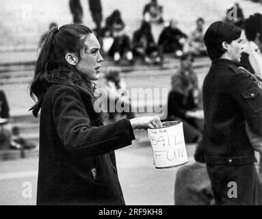 Berkeley, Kalifornien: Mai 1969 Eine junge Frau mit einem "Kautionsfonds" kann Gelder für die von der Polizei während der Aufstände im Volkspark festgenommenen Personen anfordern. Stockfoto