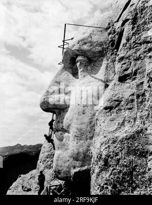 Mt. Rushmore, South Dakota: ca. 1932. Arbeiter, die am Gesicht von George Washington auf Mt. Rushmore. Stockfoto