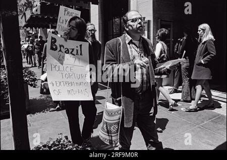 San Francisco, Kalifornien: 1971 Allen Ginsberg mit Mitgliedern des Julian Theater am Union Square. Sie demonstrierten gegen die Verhaftungen von Mitgliedern der Living Theater Company in Brasilien Stockfoto