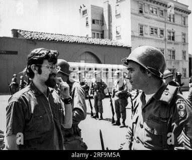 Berkeley, Kalifornien: Mai 1969 Ein Demonstrant und ein Nationalgarde mit einem fixierten Bajonett, das Ronald Reagan einberufen hat, um die Proteste im Volkspark zu unterdrücken, sehen sich seltsam an. Stockfoto