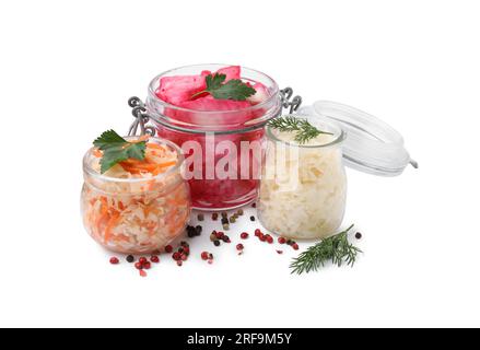 Köstliches Sauerkraut, zubereitet nach verschiedenen Rezepten und Gewürzen auf weißem Hintergrund Stockfoto