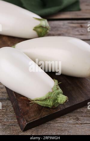 Drei frische weiße Auberginen auf einem Holztisch Stockfoto