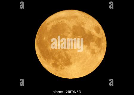 Berlin, Deutschland. 01. Aug. 2023. Am Abend kann man den Vollmond über dem Tempelhofer Feld sehen. Kredit: Carsten Koall/dpa/Alamy Live News Stockfoto