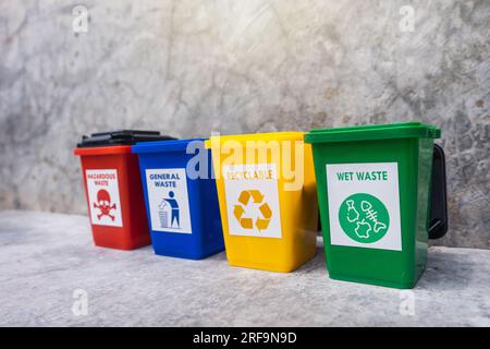 Das Konzept der Abfallklassifizierung für das Recycling. Sammlung von Mülltonnen für verschiedene Müllarten durch Trennung entsprechend der Farbe des Mülls w Stockfoto