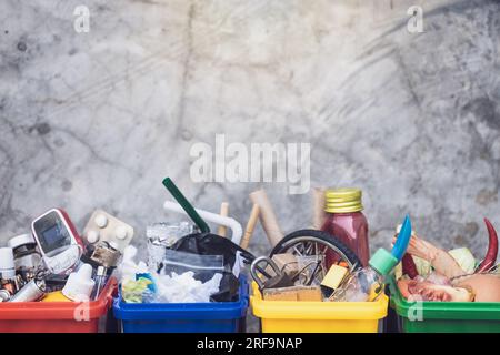 Das Konzept der Abfallklassifizierung für das Recycling. Sammlung von Abfallbehältern mit verschiedenen Arten von Müll, getrennt nach der Farbe von Stockfoto