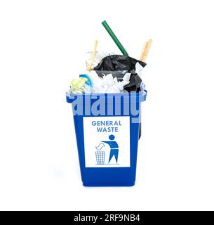 Das Konzept der Abfallklassifizierung für das Recycling. Blauer Behälter für allgemeine Abfälle, isoliert auf weißem Hintergrund. Stockfoto