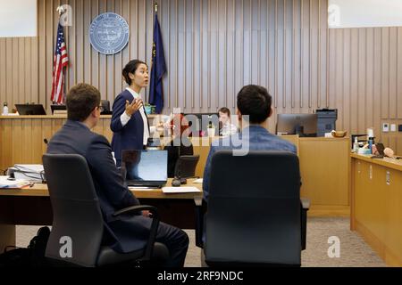 Portland, USA. 01. Aug. 2023. Staatsanwalt Yamamoto gibt eine Eröffnungsplädoyer vor der Jury ab. Andy NGO, eine prominente rechte Persönlichkeit der Medien, verklagt eine Zivilklage gegen Rose City Antifa und fünf seiner mutmaßlichen Mitglieder, die Körperverletzung und „Zufügung von emotionalem Elend“ in Portland, Oregon, am 1. August 2023 vorwerfen. (Foto: John Rudoff/Sipa USA) Guthaben: SIPA USA/Alamy Live News Stockfoto