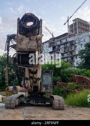 Baumaschinen. Schwere Maschinen für die Arbeit. Abschleppwagen. Hochhäuser. Nicht funktionsfähig. Bauindustrie. Baukrane Stockfoto