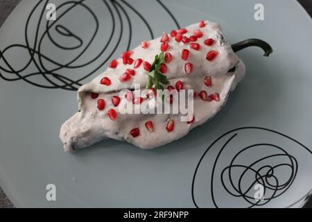 Chiles rellenos en Nogada aus nächster Nähe, traditionelle mexikanische Gourmetgerichte Stockfoto