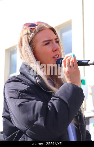 Nancy Longland, eine Straßenkünstlerin und junge Sopransolistin, unterhält Einkäufer live im Bezirk, einem verkehrsfreien Einkaufsviertel in Southampton. Stockfoto