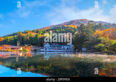 Yufuin, Japan - Nov. 27 2022: Der Kinrin-See ist einer der repräsentativen Sehenswürdigkeiten in der Gegend von Yufuin, am Fuße des Mount Yufu. Das ist es Stockfoto