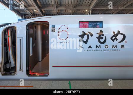 Saga, Japan - Nov. 28 2022: Der Nishi Kyushu Shinkansen (Kamome) verbindet Nagasaki mit Takeo-Onsen, der seit dem 23. September 2022 in Betrieb genommen wird Stockfoto