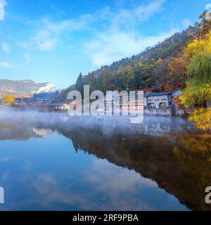 Yufuin, Japan - Nov. 27 2022: Der Kinrin-See ist einer der repräsentativen Sehenswürdigkeiten in der Gegend von Yufuin, am Fuße des Mount Yufu. Das ist es Stockfoto