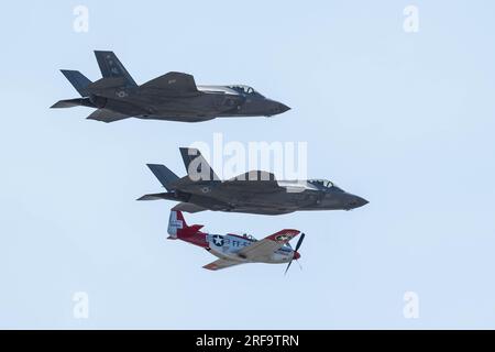 Zwei US-Dollar Air Force F-35A Lightning IIS, zugewiesen zu 421. Fighter Generation Squadron, und ein P-51 Mustang bei den USA Heritage Flight Foundation fliegen über den Tri-Cities Airport, Washington, 27. Juli 2023. Diese Flugzeuge traten 2023 auf der Tri-Cities Water Follies Airshow auf. (USA Air Force Foto von Staff Sgt. Kaitlyn Ergish) Stockfoto