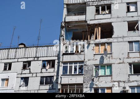 Stepnohirsk, Ukraine. 01. Aug. 2023. Ein Blick auf das Apartmenthaus, das durch die russischen Bomben in Stepnohirsk schwer beschädigt wurde. Die russische Aggression hat eine erhebliche humanitäre Krise verursacht. Viele Menschen und Tiere brauchen zum Überleben Grundnahrungsmittel. Kredit: SOPA Images Limited/Alamy Live News Stockfoto