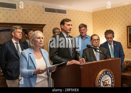 New York, USA. 01. Aug. 2023. Kongressabgeordneter Dan Goldman spricht während der gemeinsamen Ankündigung mit Senator Kirsten Gillibrand über das Medicaid for Severe Mental Disease Act im Fountain House in New York am 1. August 2023. Zu ihnen gehörten der Kongressabgeordnete Jerry Nadler, der NYS-Senator Brad Hoylman-Sigal, der NYS-Assemblyman Tony Simone, NYC-Ratsmitglied Erik Bottcher. (Foto: Lev Radin/Sipa USA) Guthaben: SIPA USA/Alamy Live News Stockfoto