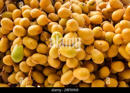 Nahaufnahme eines Haufens gelber Dattelfrüchte Stockfoto