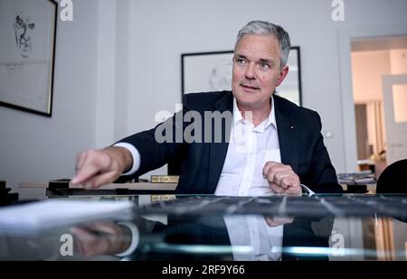 Berlin, Deutschland. 01. Aug. 2023. Burkard Dregger, Innenpolitiksprecher der CDU-Fraktion im Berliner Repräsentantenhaus, spricht in einem Interview mit der deutschen Presseagentur dpa. Kredit: Britta Pedersen/dpa/Alamy Live News Stockfoto