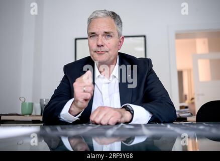 Berlin, Deutschland. 01. Aug. 2023. Burkard Dregger, Innenpolitiksprecher der CDU-Fraktion im Berliner Repräsentantenhaus, spricht in einem Interview mit der deutschen Presseagentur dpa. Kredit: Britta Pedersen/dpa/Alamy Live News Stockfoto