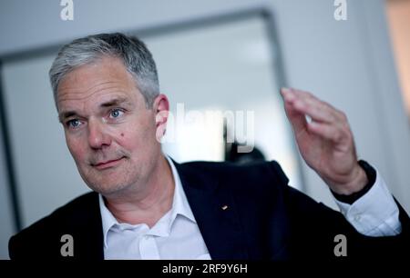 Berlin, Deutschland. 01. Aug. 2023. Burkard Dregger, Innenpolitiksprecher der CDU-Fraktion im Berliner Repräsentantenhaus, spricht in einem Interview mit der deutschen Presseagentur dpa. Kredit: Britta Pedersen/dpa/Alamy Live News Stockfoto