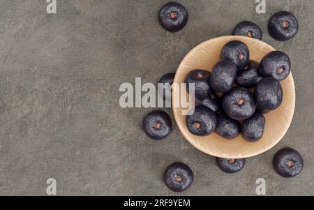 Ganze açaí-Früchte im Topf auf rustikaler Oberfläche Stockfoto