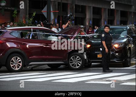 New York, USA. 01. Aug. 2023. Ein gestohlener, kastanienbrauner SUV sitzt an der Kreuzung der 42. Street und Lexington Avenue, nachdem er außer Kontrolle geriet und Kopf gegen eine schwarze Limousine stieß, wodurch 10 Fußgänger in New York, NY, am 1. August 2023 verletzt wurden. Der mutmaßliche Fahrer lief durch die Kreuzung in der Nähe des Grand Central Terminals und wurde in Gewahrsam genommen, nachdem ihn gefesselt wurde, eine Passagierin im Auto entkam; keine der Verletzungen gilt als lebensbedrohlich. (Foto: Anthony Behar/Sipa USA) Guthaben: SIPA USA/Alamy Live News Stockfoto