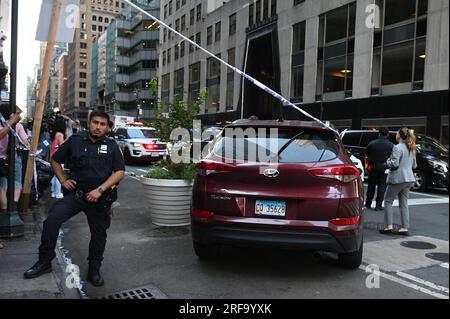 New York, USA. 01. Aug. 2023. Ein gestohlener, kastanienbrauner SUV sitzt an der Kreuzung der 42. Street und Lexington Avenue, nachdem er außer Kontrolle geriet und Kopf gegen eine schwarze Limousine stieß, wodurch 10 Fußgänger in New York, NY, am 1. August 2023 verletzt wurden. Der mutmaßliche Fahrer lief durch die Kreuzung in der Nähe des Grand Central Terminals und wurde in Gewahrsam genommen, nachdem ihn gefesselt wurde, eine Passagierin im Auto entkam; keine der Verletzungen gilt als lebensbedrohlich. (Foto: Anthony Behar/Sipa USA) Guthaben: SIPA USA/Alamy Live News Stockfoto