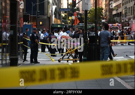 New York, USA. 01. Aug. 2023. Mitglieder der FDNY und der NYPD sichern die Kreuzung von 42. Street und Lexington Avenue, nachdem ein Fahrer die Kontrolle über ein gestohlenes Fahrzeug verlor und 10 Menschen verletzte, New York, NY, 1. August 2023. Der mutmaßliche Fahrer lief durch die Kreuzung in der Nähe des Grand Central Terminals und wurde in Gewahrsam genommen, nachdem ihn gefesselt wurde, eine Passagierin im Auto entkam; keine der Verletzungen gilt als lebensbedrohlich. (Foto: Anthony Behar/Sipa USA) Guthaben: SIPA USA/Alamy Live News Stockfoto