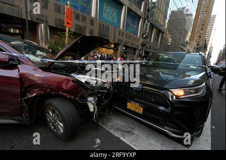 New York, USA. 01. Aug. 2023. Ein gestohlener, kastanienbrauner SUV sitzt an der Kreuzung der 42. Street und Lexington Avenue, nachdem er außer Kontrolle geriet und Kopf gegen eine schwarze Limousine stieß, wodurch 10 Fußgänger in New York, NY, am 1. August 2023 verletzt wurden. Der mutmaßliche Fahrer lief durch die Kreuzung in der Nähe des Grand Central Terminals und wurde in Gewahrsam genommen, nachdem ihn gefesselt wurde, eine Passagierin im Auto entkam; keine der Verletzungen gilt als lebensbedrohlich. (Foto: Anthony Behar/Sipa USA) Guthaben: SIPA USA/Alamy Live News Stockfoto