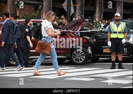 New York, USA. 01. Aug. 2023. Ein gestohlener, kastanienbrauner SUV sitzt an der Kreuzung der 42. Street und Lexington Avenue, nachdem er außer Kontrolle geriet und Kopf gegen eine schwarze Limousine stieß, wodurch 10 Fußgänger in New York, NY, am 1. August 2023 verletzt wurden. Der mutmaßliche Fahrer lief durch die Kreuzung in der Nähe des Grand Central Terminals und wurde in Gewahrsam genommen, nachdem ihn gefesselt wurde, eine Passagierin im Auto entkam; keine der Verletzungen gilt als lebensbedrohlich. (Foto: Anthony Behar/Sipa USA) Guthaben: SIPA USA/Alamy Live News Stockfoto