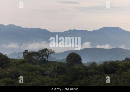 Blick auf den Sonnenuntergang über die Sierra de Los Tuxtlas Mountains von Catemaco, Veracruz, Mexiko. Stockfoto