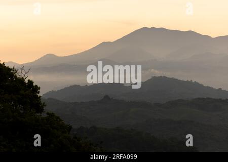 Blick auf den Sonnenuntergang über die Sierra de Los Tuxtlas Mountains von Catemaco, Veracruz, Mexiko. Stockfoto