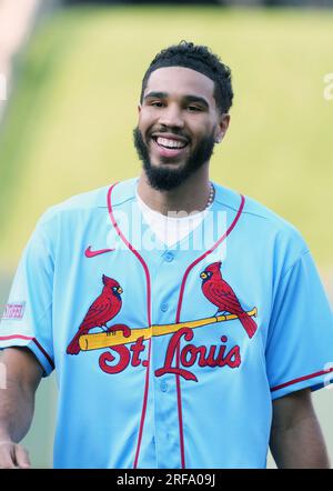 St. Louis, Usa. 01. Aug. 2023. Boston Celtics Forward, 4-maliges NBA All Star Jayson Tatum, verlässt das Spielfeld nach einem feierlichen ersten Wurf vor der Minnesota Twins-St. Louis Cardinals Baseballspiel im Busch Stadium in St. Louis am Dienstag, den 1. August 2023. Foto: Bill Greenblatt/UPI Credit: UPI/Alamy Live News Stockfoto