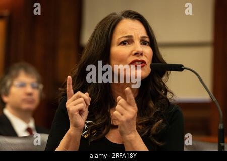 DER Präsident DER SAG-AFTRA, Fran Drescher, hat bei der Anhörung des Stadtratsausschusses am 1. August 2023 in New York über den Streik der WGA und der SAG-AFTRA ausgesagt Stockfoto