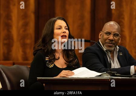 New York, USA. 01. Aug. 2023. DER Präsident DER SAG-AFTRA, Fran Drescher, hat bei der Anhörung des Stadtratsausschusses am 1. August 2023 in New York über den Streik der WGA und der SAG-AFTRA ausgesagt. (Foto: Lev Radin/Sipa USA) Guthaben: SIPA USA/Alamy Live News Stockfoto