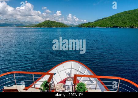 Sommerküste auf der Adria, südlich entlang der wunderschönen dalmatinischen Küste Kroatiens, vom Bug einer Touristenjacht aus gesehen. Stockfoto