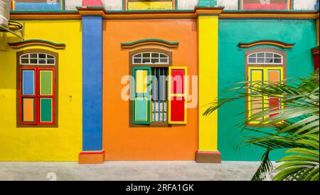 Singapur, Singapur - 18. August 2013. Blick auf die Straße auf das farbenfrohe Wahrzeichen Tan Teng Niah House, die letzte noch existierende chinesische Villa in Little India. Stockfoto