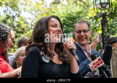 New York, Usa. 01. Aug. 2023. FRAN Drescher, Präsident DER SAG-AFTRA, spricht vor der Ratssitzung auf der Kundgebung im Rathauspark in New York, um streikende Mitglieder beider Gewerkschaften zu unterstützen. (Foto: Lev Radin/Pacific Press) Kredit: Pacific Press Media Production Corp./Alamy Live News Stockfoto