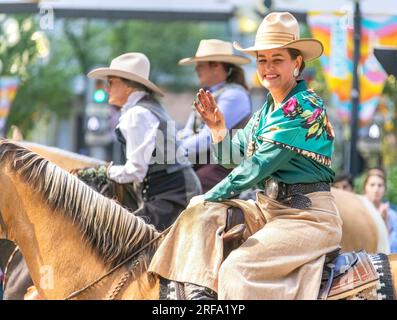 Calgary, Alberta, Kanada. 12. Juli 2023. Ein Cowgirl reitet auf einem Pferd bei einer Parade. Stockfoto