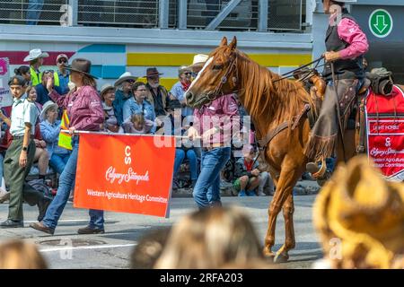 Calgary, Alberta, Kanada. 7. Juli 2023. Einige Leute halten ein Calgary Stampede Schild bei einer öffentlichen Parade. Stockfoto