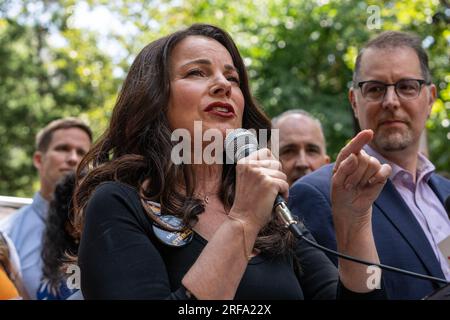 New York, New York, USA. 1. Aug. 2023. FRAN Drescher, Präsident DER SAG-AFTRA, spricht vor der Ratssitzung auf der Kundgebung im Rathauspark in New York, um streikende Mitglieder beider Gewerkschaften zu unterstützen. (Kreditbild: © Lev Radin/Pacific Press via ZUMA Press Wire) NUR ZUR REDAKTIONELLEN VERWENDUNG! Nicht für den kommerziellen GEBRAUCH! Stockfoto