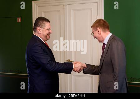 RIGA, LETTLAND. 20. Juli 2023 Edgars Rinkevics (R), Präsident Lettlands, trifft sich mit dem Präsidenten von Costa Rica, Rodrigo Chaves (L) Stockfoto