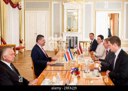 RIGA, LETTLAND. 20. Juli 2023 Edgars Rinkevics (R), Präsident Lettlands, trifft sich mit dem Präsidenten von Costa Rica, Rodrigo Chaves (L) Stockfoto