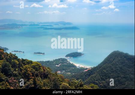 Atemberaubender Blick aus der Vogelperspektive auf die ruhigen Inseln, die in der riesigen Umarmung des Ozeans verstreut sind. Langkawi Island, Malaysia Stockfoto