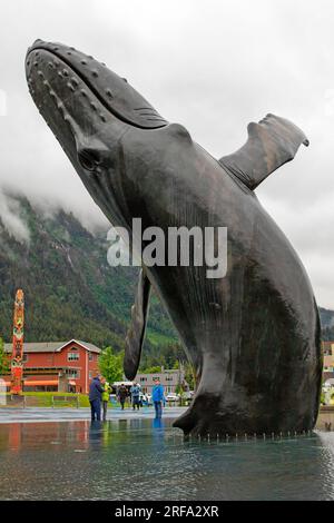 Tahku Buckelwal Skulptur und Brunnen in Juneau Stockfoto