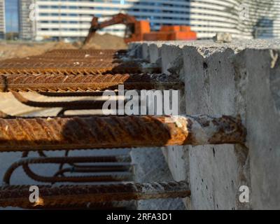 Rostfreie Bewehrung aus Eisen und Metall in Beton- und Stahlbetonplatten für den Bau von Gebäuden und Strukturen. Stockfoto