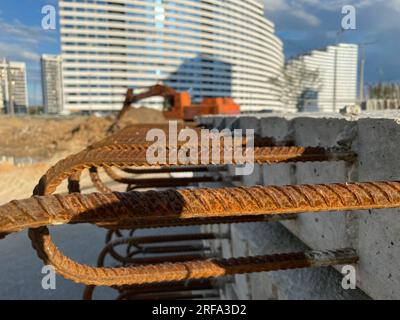 Rostfreie Bewehrung aus Eisen und Metall in Beton- und Stahlbetonplatten für den Bau von Gebäuden und Strukturen. Stockfoto