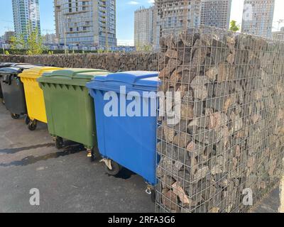 Mehrfarbige Kunststoffbehälter zur separaten Abfallsammlung. Stockfoto